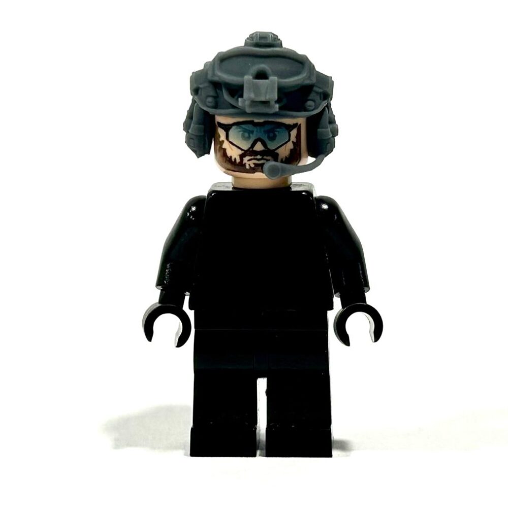 BrickRaidz fast helmet 2.0 v7 goggles up for Minifigures BrickRaidz fast helmet 2.0 v7 goggles up for Minifigures