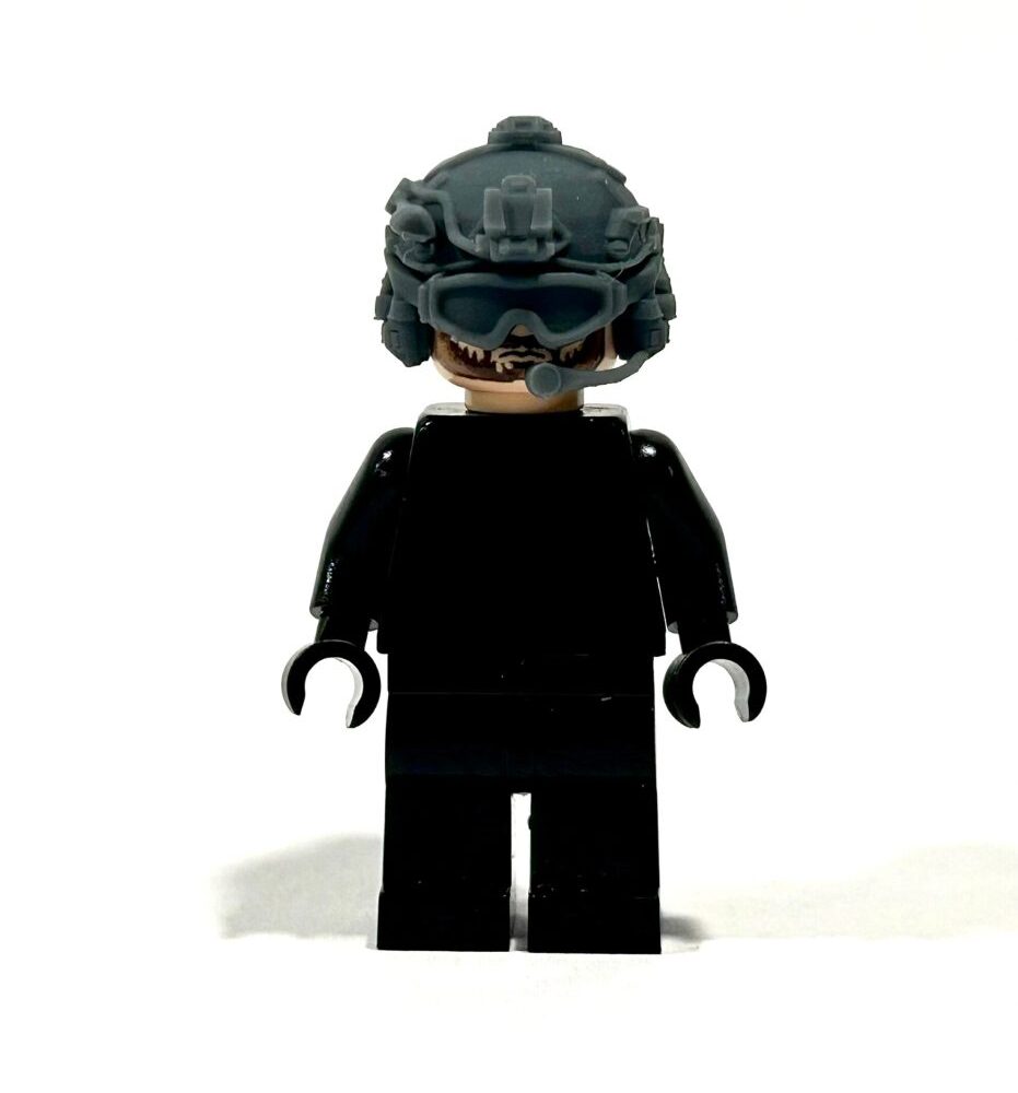 BrickRaidz fast helmet 2.0 v8 goggles down for Minifigures BrickRaidz fast helmet 2.0 v8 goggles down for Minifigures